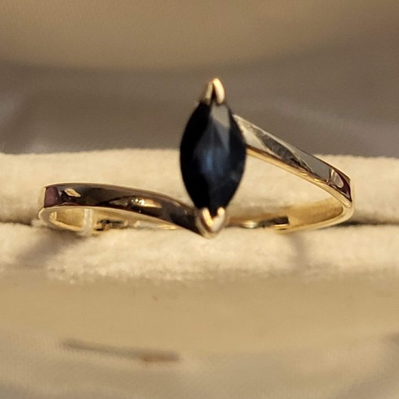 14K Gold Ring with gemstone ( saphire) - Picture 1 of 13